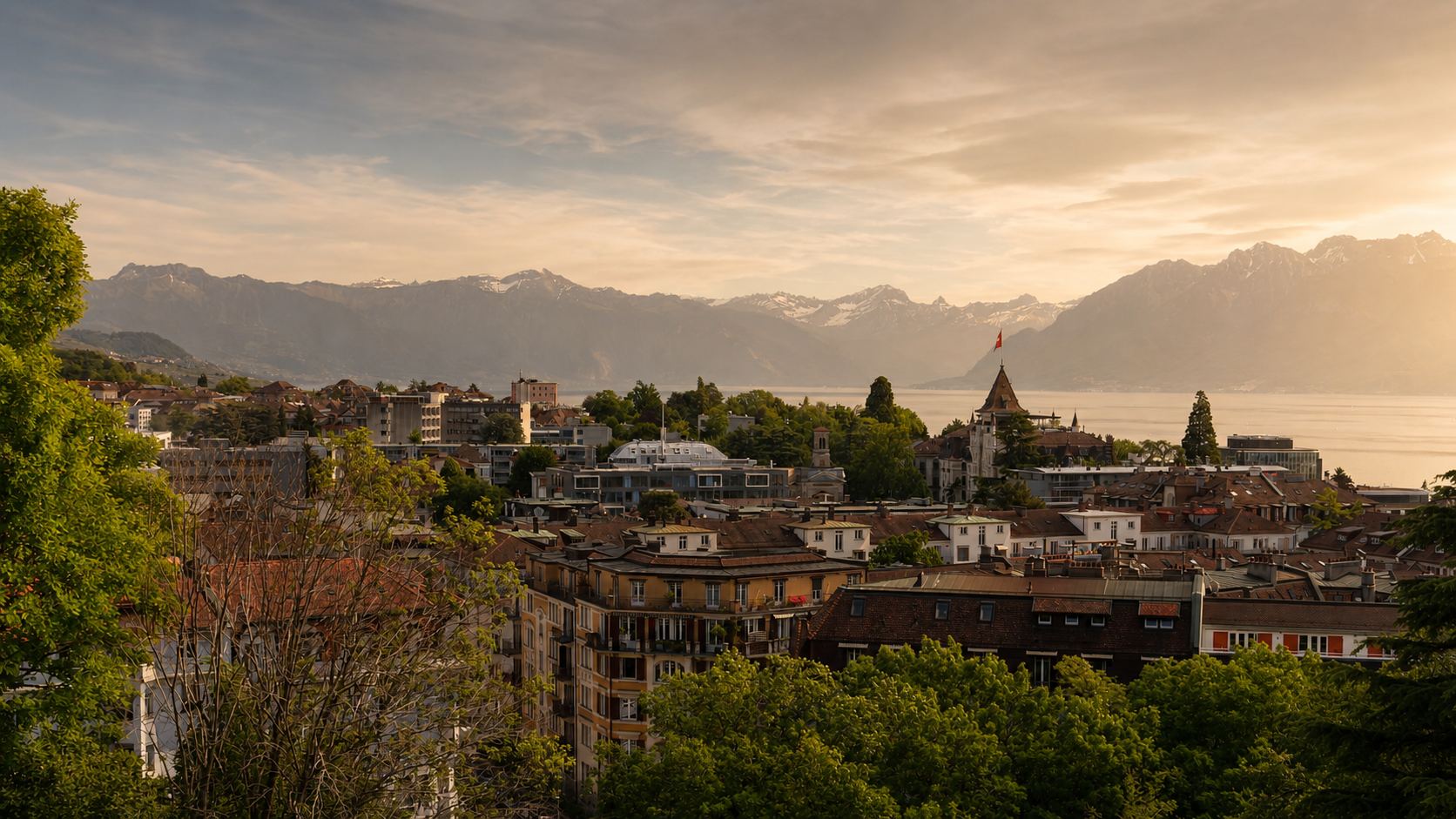 Vue de Lausanne, du lac Léman et des Alpes au crépuscule, depuis le Crêt de Montriond