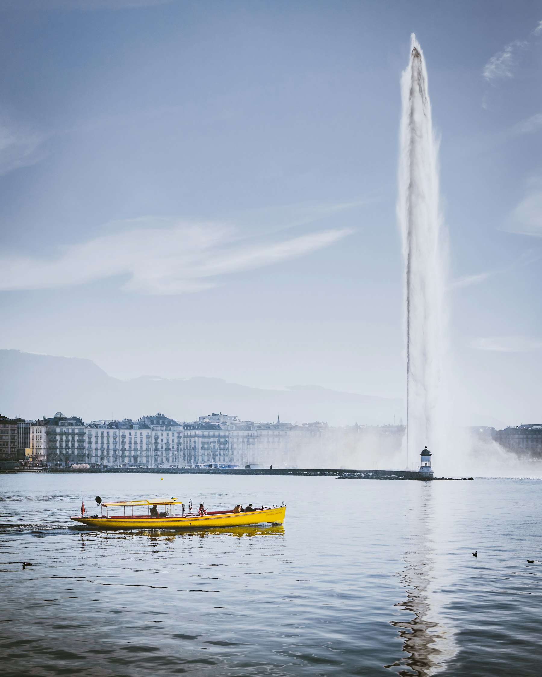 Le lac Léman dans la brume matinale