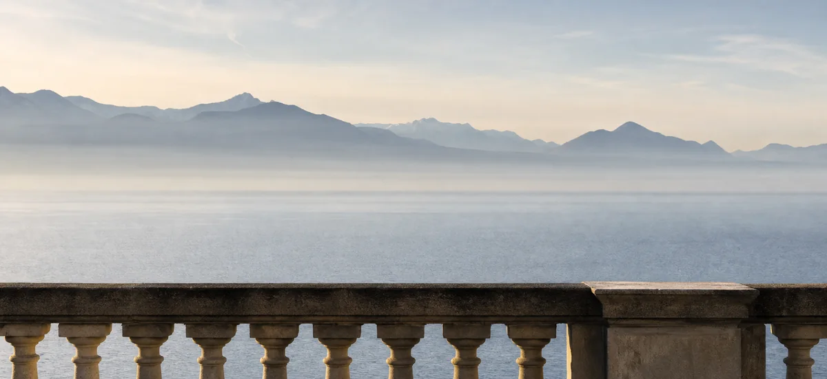 Lac Léman et reliefs alpins dans une lumière matinale douce